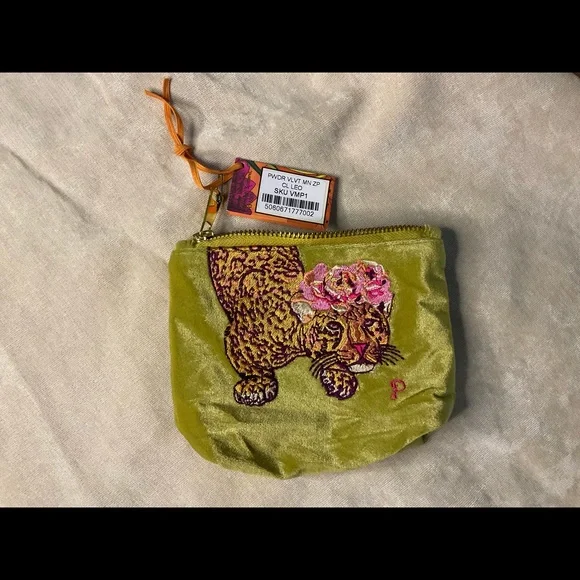 Powder Climbing Leopard Velvet Pouch - Picture 9 of 10